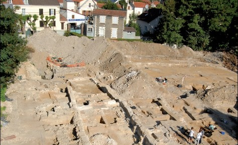 Bâtiment religieux au 1er plan