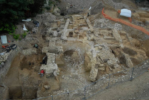Vue de l'église romane au 1er plan